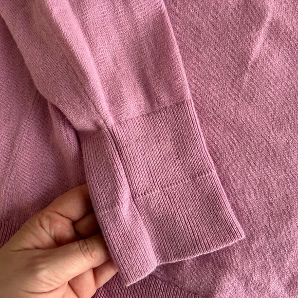 Everlane Women's V-Neck Sweater in Lavender - Picture 3 of 4